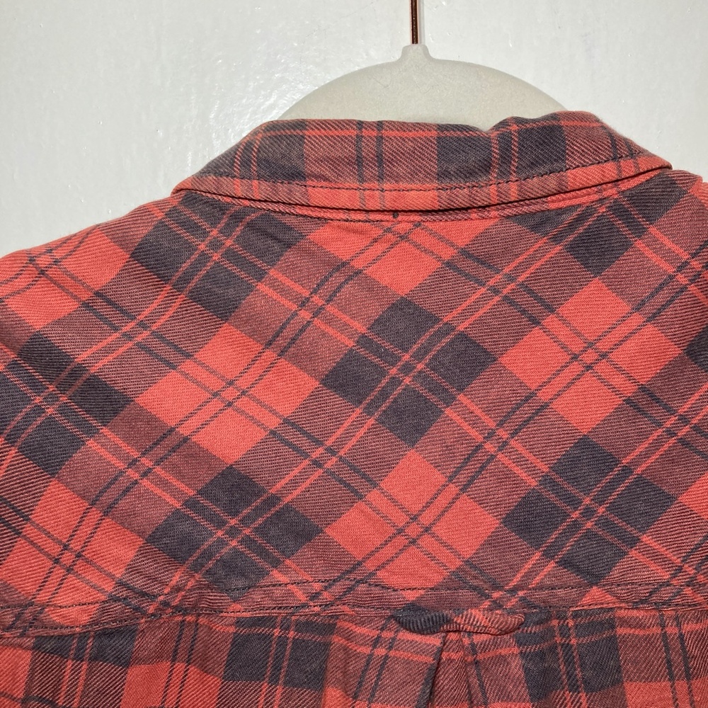 BDG Soft and Lightweight Plaid Button-Down - Picture 4 of 9